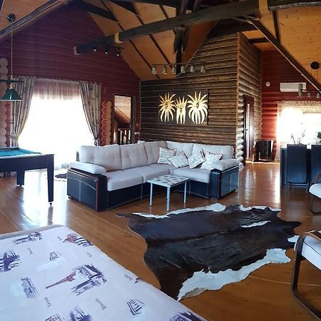 Luxury Villa With Pool And Sauna チェルニウツィー エクステリア 写真