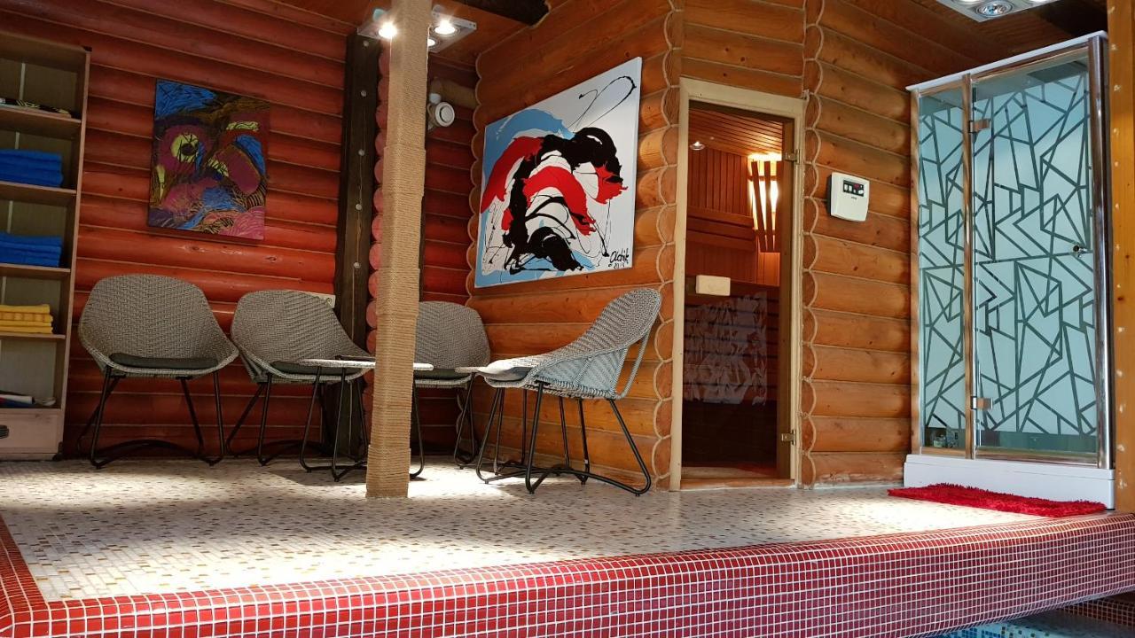 Luxury Villa With Pool And Sauna チェルニウツィー エクステリア 写真
