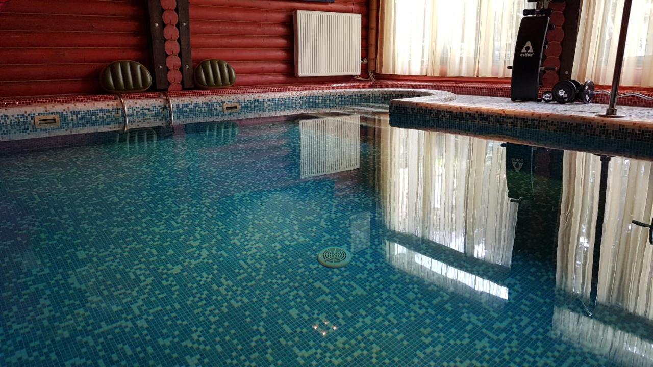 Luxury Villa With Pool And Sauna チェルニウツィー エクステリア 写真