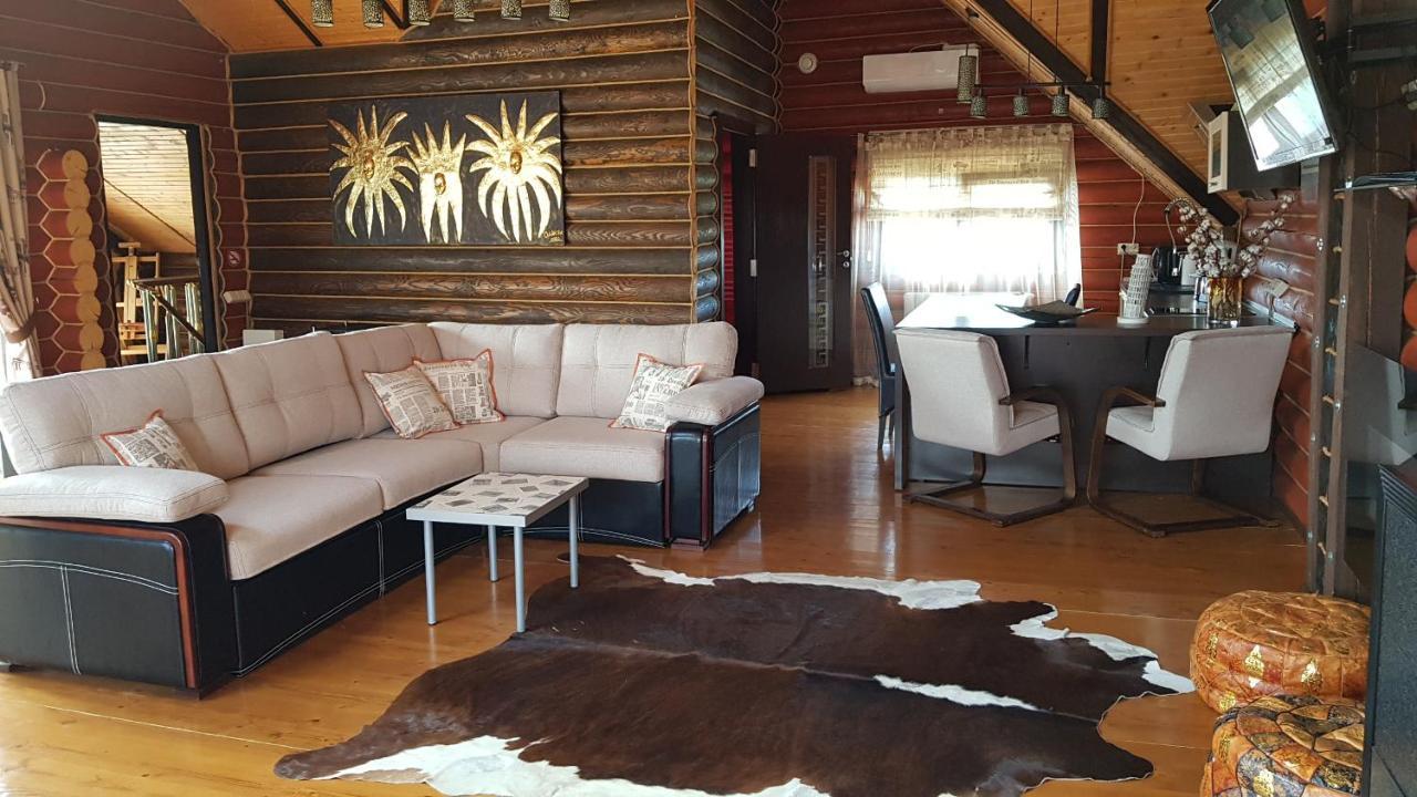 Luxury Villa With Pool And Sauna チェルニウツィー エクステリア 写真
