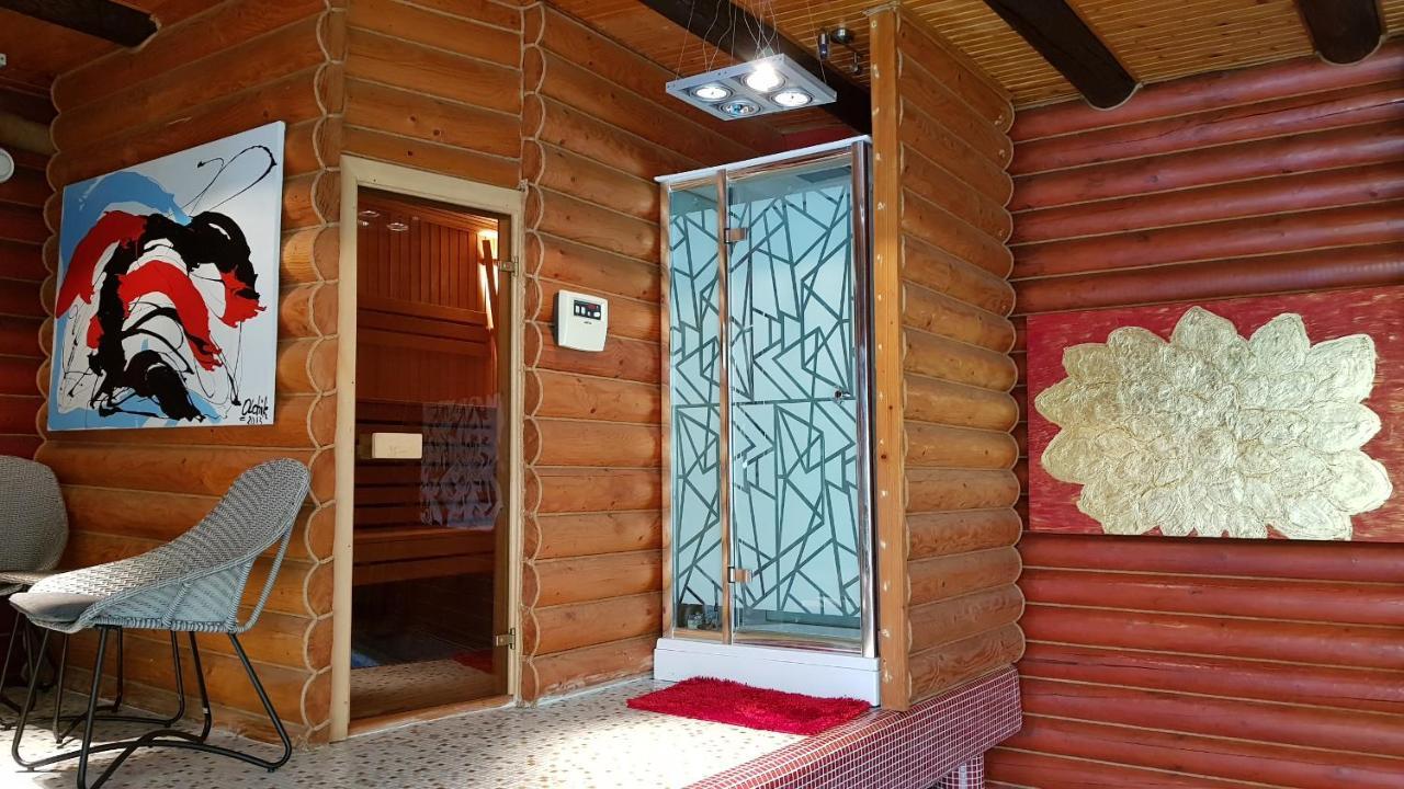 Luxury Villa With Pool And Sauna チェルニウツィー エクステリア 写真