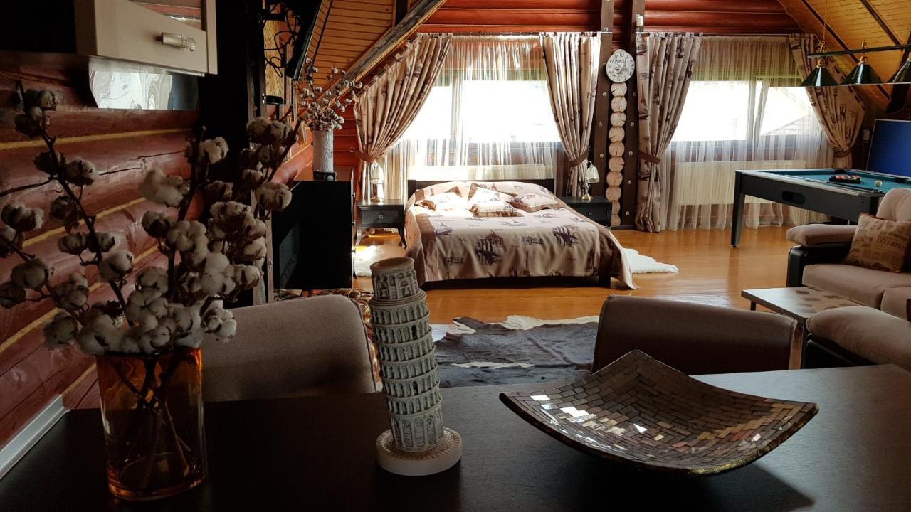 Luxury Villa With Pool And Sauna チェルニウツィー エクステリア 写真