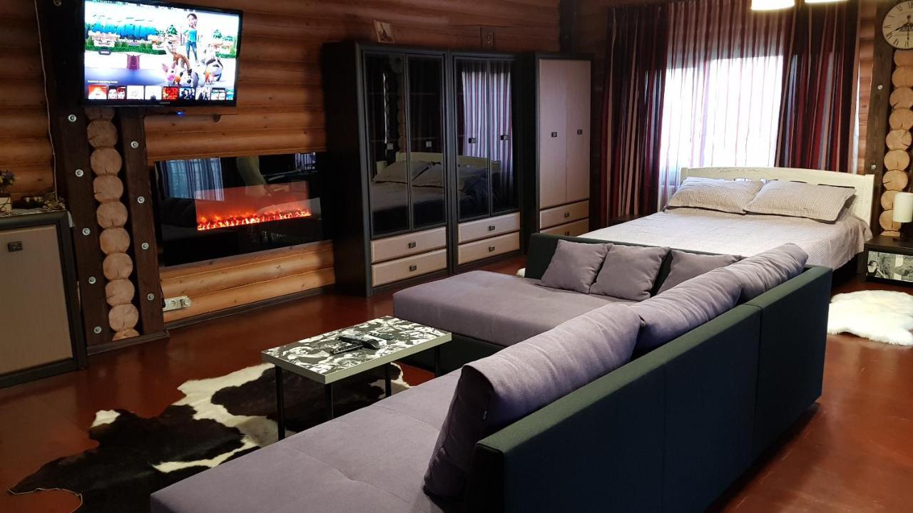 Luxury Villa With Pool And Sauna チェルニウツィー エクステリア 写真