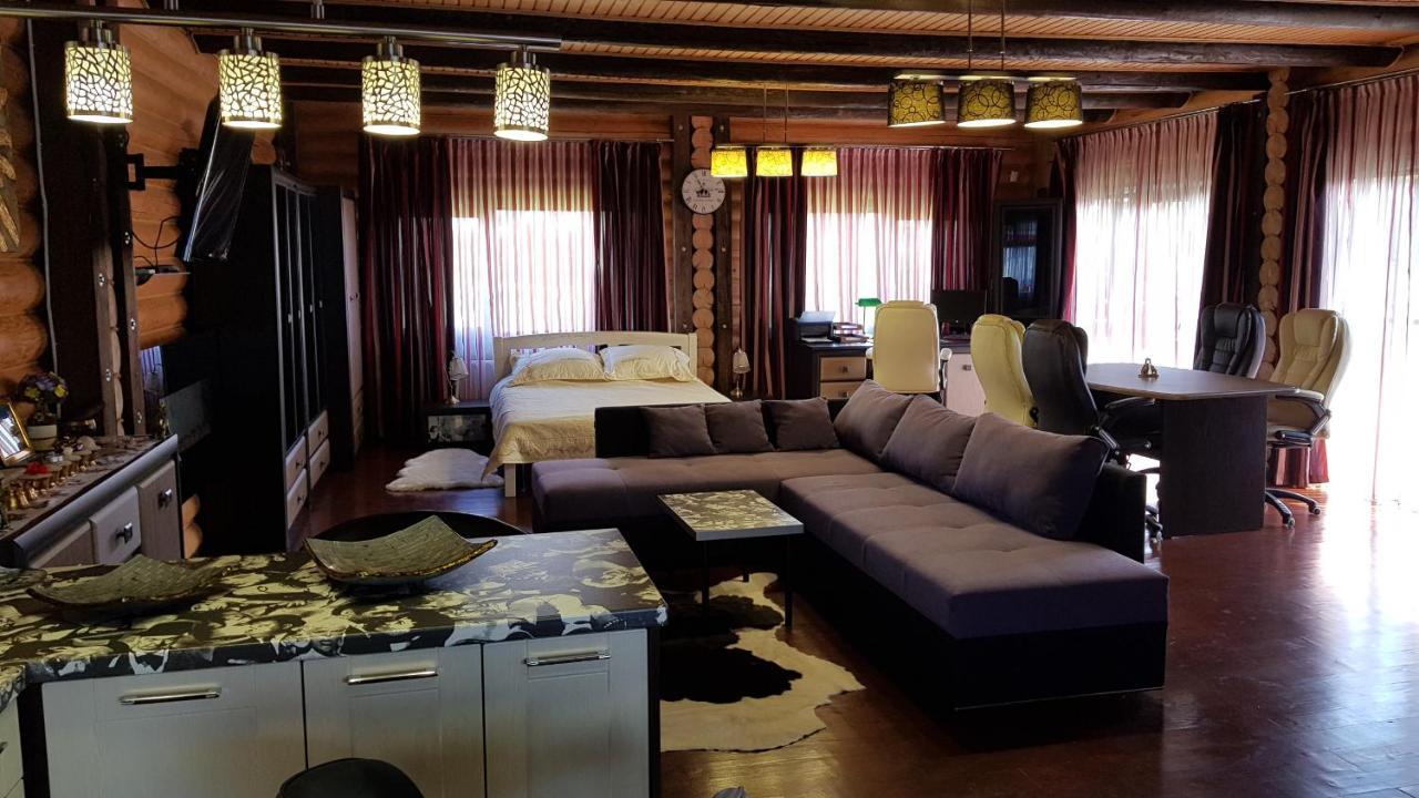 Luxury Villa With Pool And Sauna チェルニウツィー エクステリア 写真