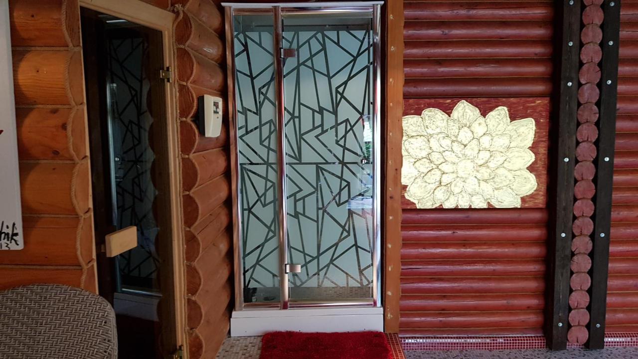 Luxury Villa With Pool And Sauna チェルニウツィー エクステリア 写真