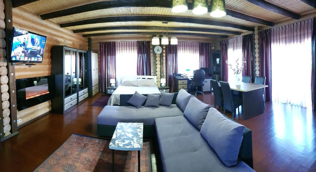 Luxury Villa With Pool And Sauna チェルニウツィー エクステリア 写真