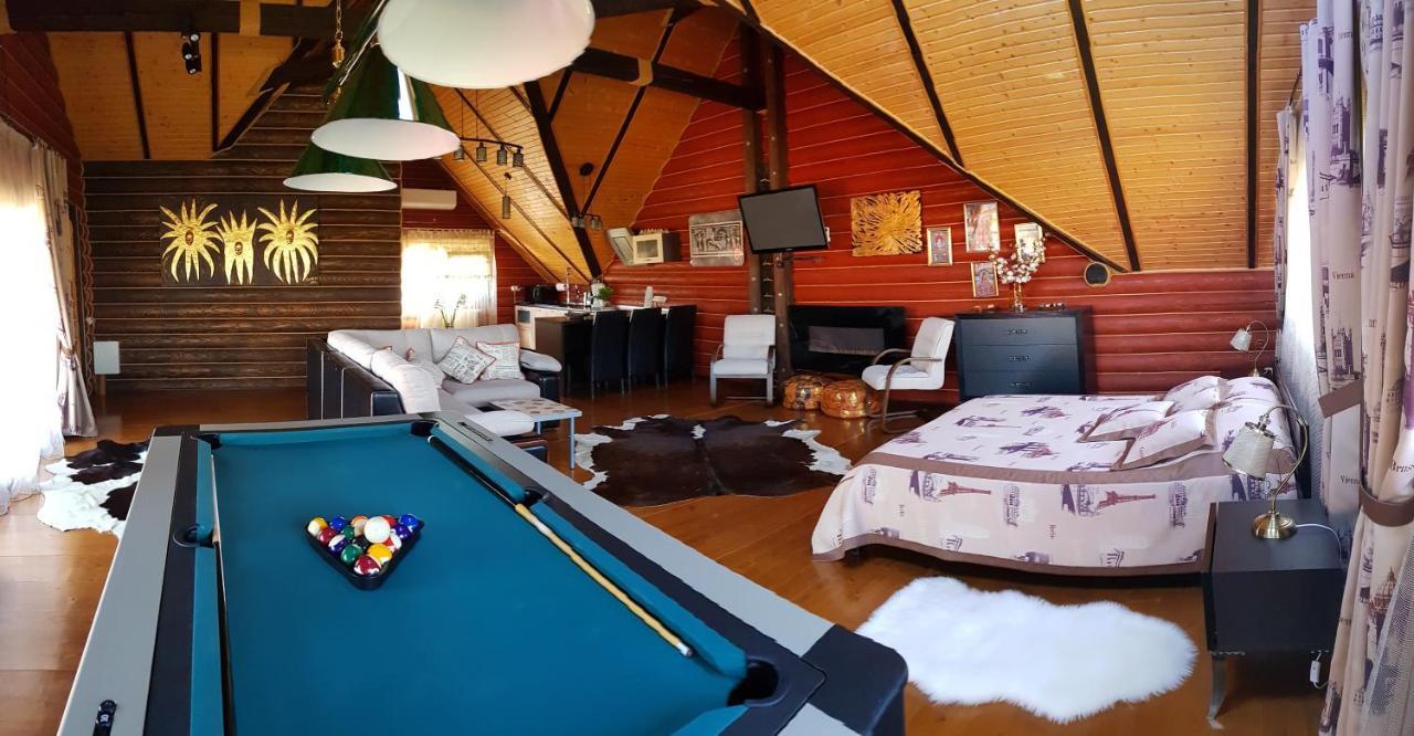 Luxury Villa With Pool And Sauna チェルニウツィー エクステリア 写真