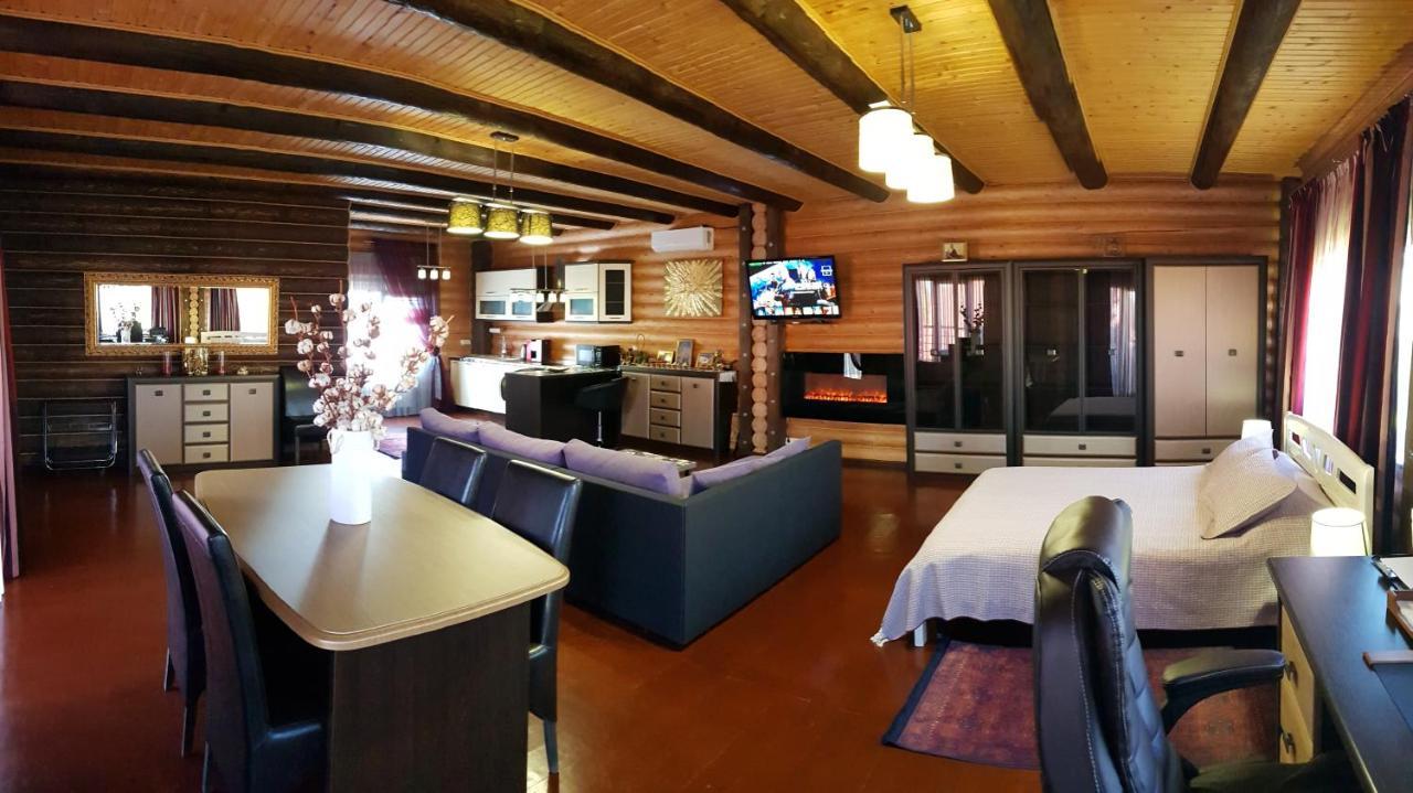 Luxury Villa With Pool And Sauna チェルニウツィー エクステリア 写真