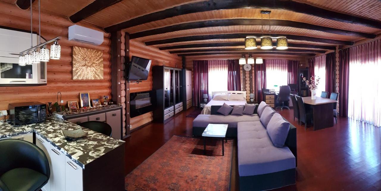 Luxury Villa With Pool And Sauna チェルニウツィー エクステリア 写真