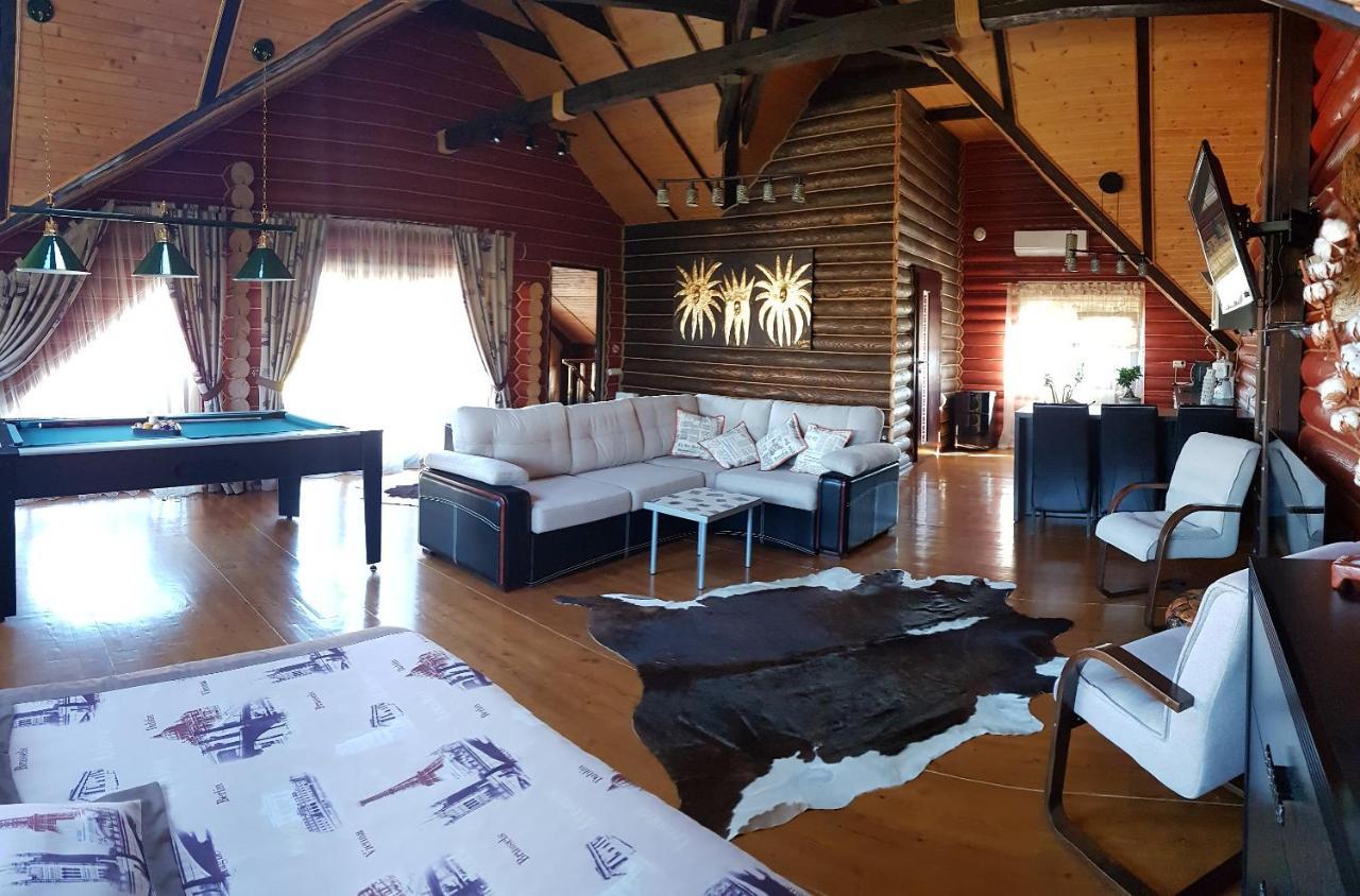 Luxury Villa With Pool And Sauna チェルニウツィー エクステリア 写真